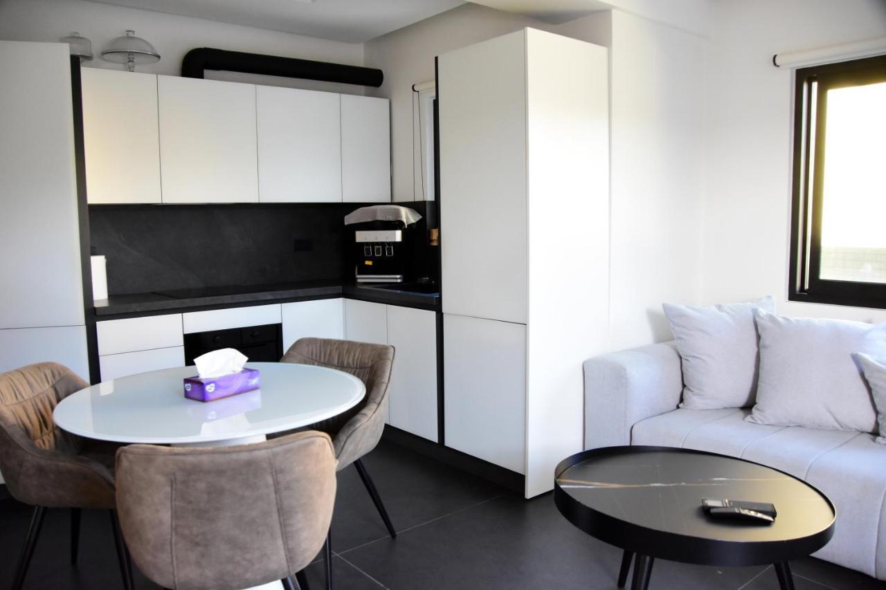 White And Black Aegina 外观 照片
